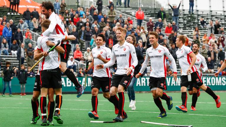 Vreugde bij de spelers van Oranje-Rood na de winst tegen Bloemendaal (foto: OrangePictures).