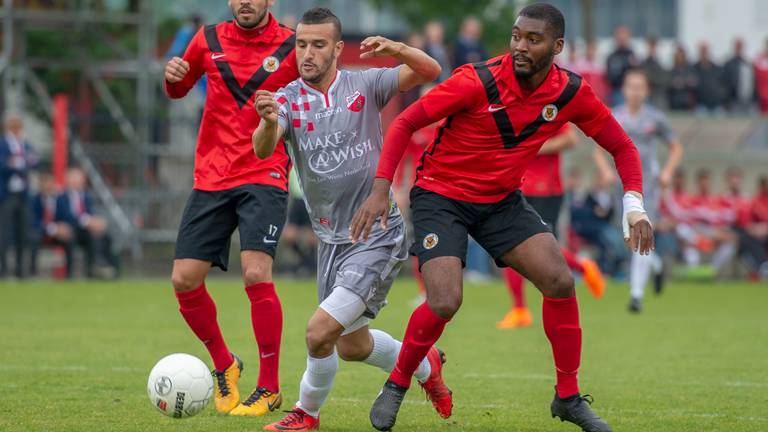 Doelpuntenmaker Ahmed el Azzouti in actie tijdens de wedstrijd tegen AFC (foto: OrangePictures).