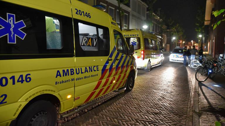 De slachtoffers werden in een ambulance naar een ziekenhuis gebracht. (Foto: Toby de Kort)