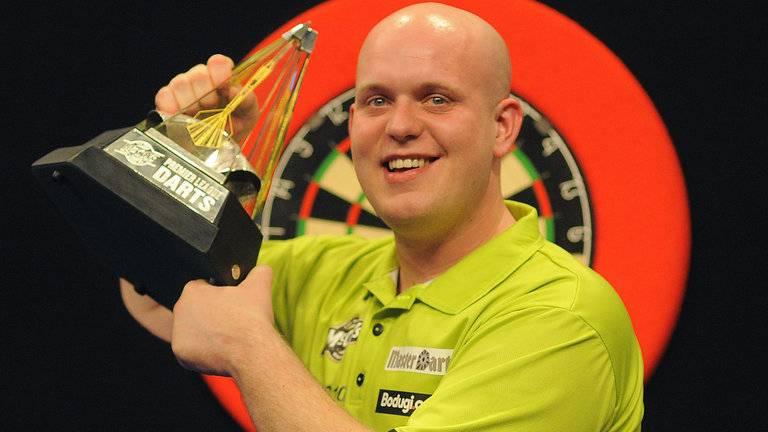 Michael van Gerwen met de Premier League titel van 2013 in zijn handen (foto: SkySports)