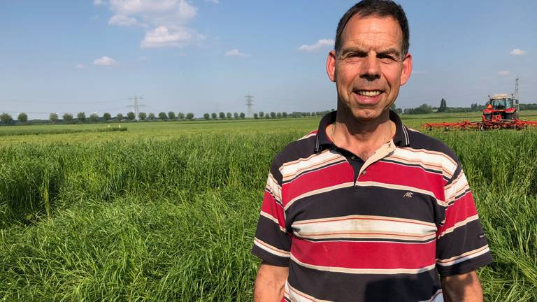 Boer Jack voor zijn graancirkel (Foto: Erik Peeters)