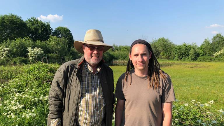 Guido Stooker (l) en Jaap van Kemenade in natuurgebied de Kaaistoep