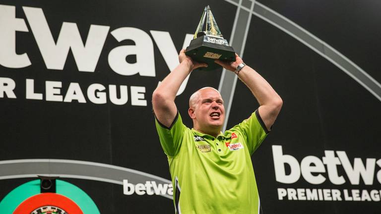 Van Gerwen met de Premier League-trofee in zijn handen (foto: VI Images).