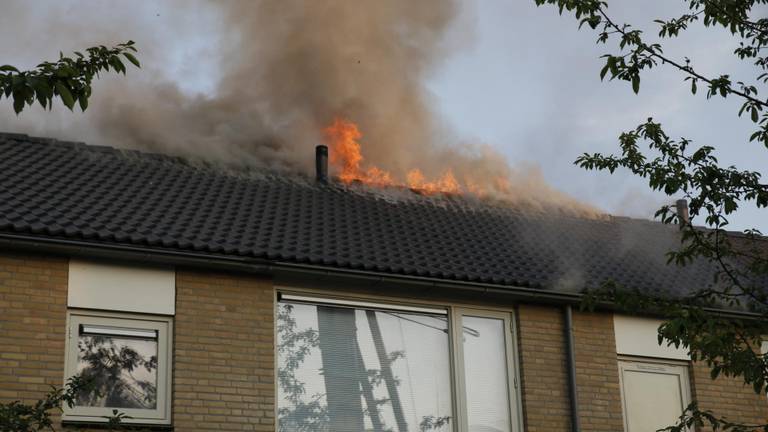 De vlammen slaan uit het dak. Foto: Marcel van Dorst
