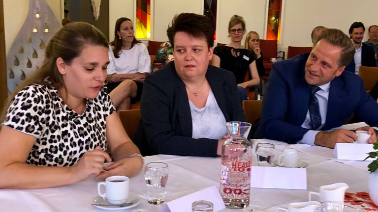 Minister Hugo de Jonge in gesprek met medewerkers van verpleeghuis De Zeven Schakels in Zevenbergen.