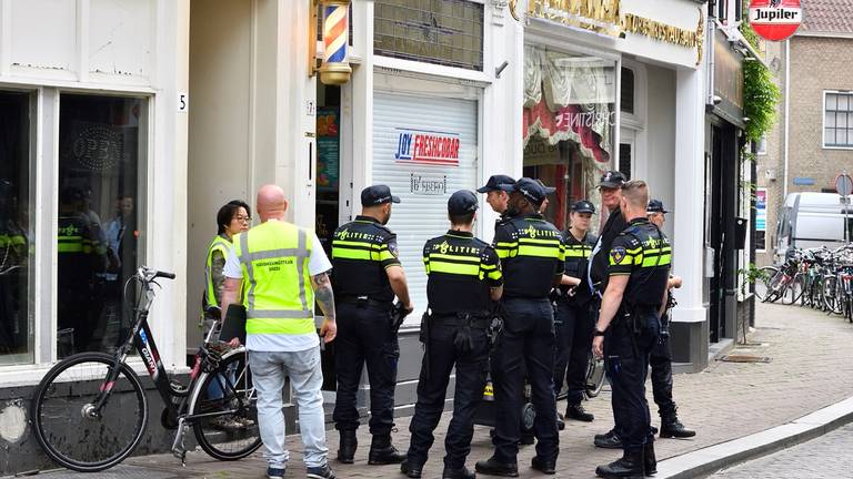 De politie zet een flink aantal mensen in. (foto: Erald van der Aa)