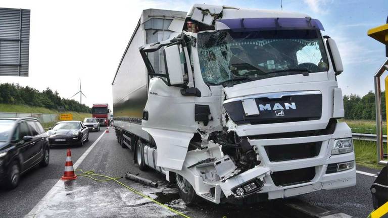 Drie vrachtwagens waren betrokken bij het ongeluk. (Foto: Tom van der Put/SQ Vision Mediaproducties).