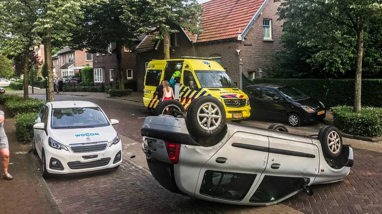 De wat ongelukkig geparkeerde auto (foto: Danny van Schijndel).