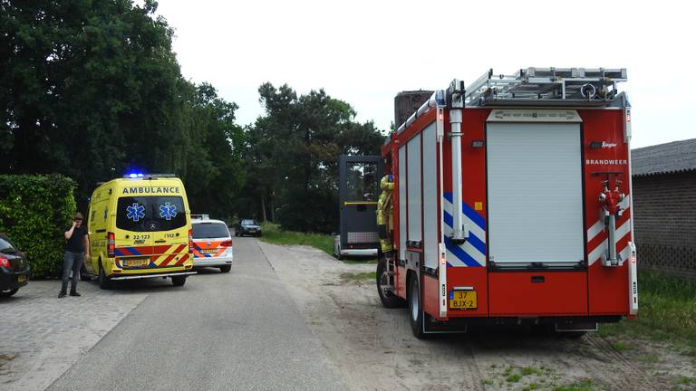 Ambulance, politie en brandweer nemen poolshoogte in Milheeze (foto: Danny van Schijndel).