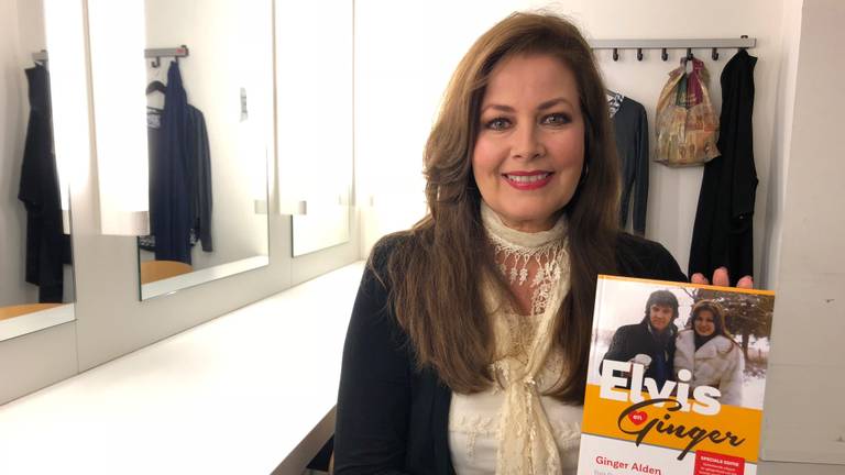 Ginger Alden met haar boek over Elvis Presley