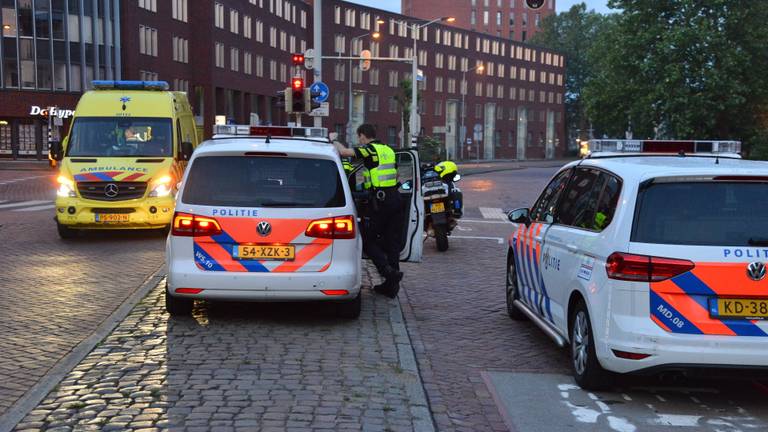 De politie doet onderzoek. (Foto: Perry Roovers)