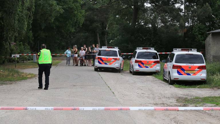 Bij een boerderij in Milheeze werd zondagmorgen een dode en een zwaargewonde gevonden. (Foto: Harrie Grijsseels.)