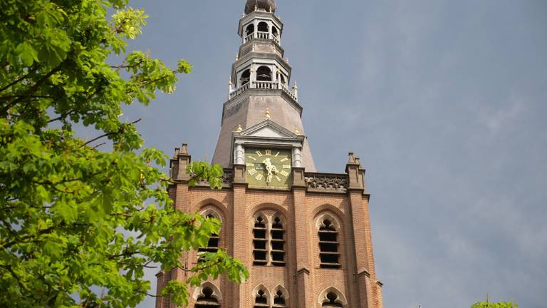 De klok van de Sint Jan staat stil op halfvijf. (Foto: Jan Peels)