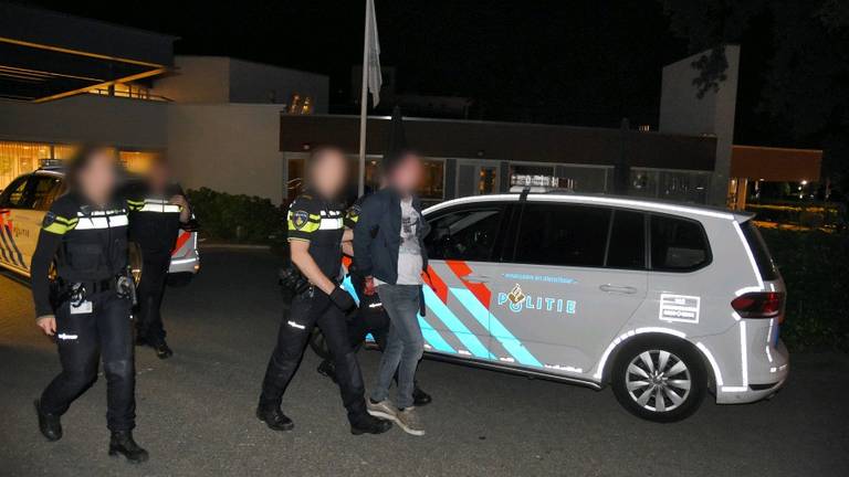 Het personeel en bewoners van De Hazelaar sloten zich op en de politie wist de verdachte uiteindelijk te overmeesteren. Foto: Toby de Kort