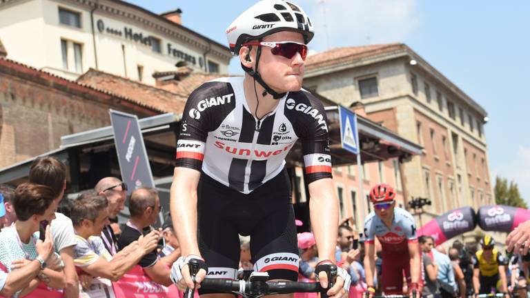 Sam Oomen in actie tijdens de Giro. (Foto: VI Images)