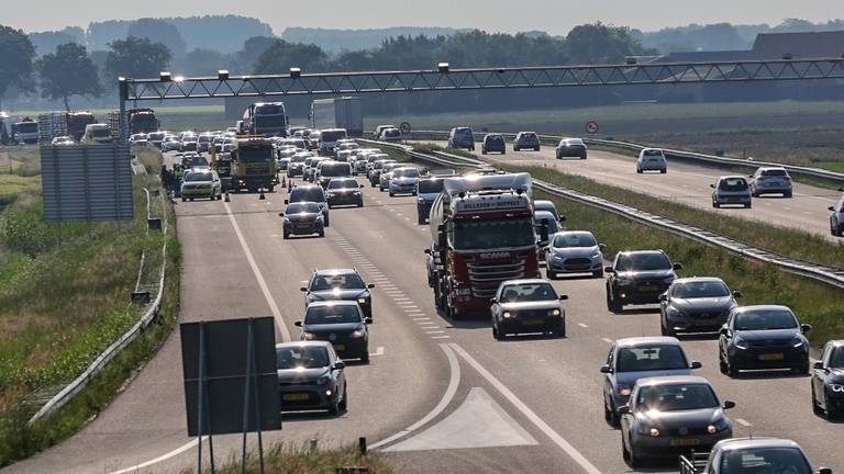 Op de A58 staat dinsdag een lange file door meerdere ongelukken. (Foto: Christian Traets)