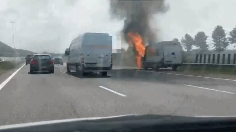 Kilometers file op de A16 door een autobrand. (Foto: Rijkswaterstaat Verkeersinformatie)
