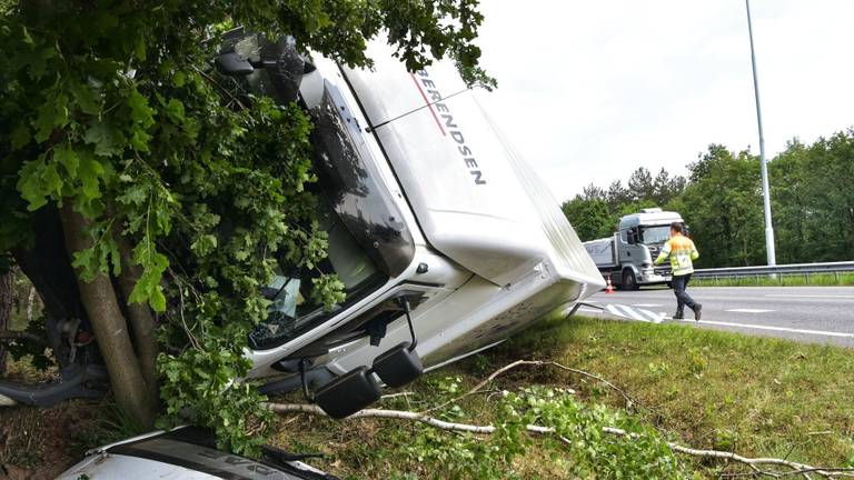 Een vrachtwagen is dinsdagmiddag in de berm terecht gekomen. (Foto: Tom van der Put)