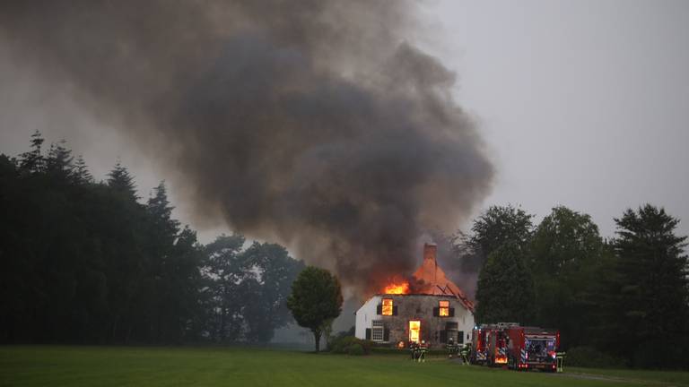 De brandende woning naast de A2. (foto: Bart Meesters/Meesters Multi Media)