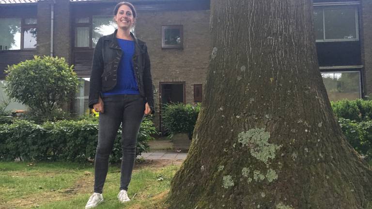 Wendy is bang voor boom bij haar huis