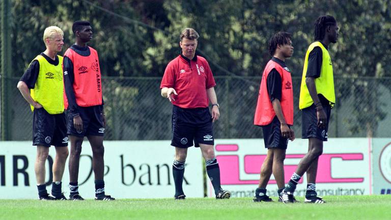 Arnold Scholten luistert naar trainer Louis van Gaal op de laatste training voor de Champions League-finale van 1996 (foto: ANP).