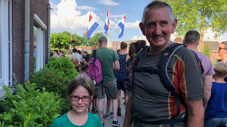 Opa van Doremalen (74) met zijn kleindochter Pien (6)