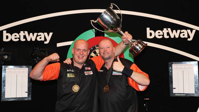 Michael van Gerwen en Raymond van Barneveld vertegenwoordigen Nederland opnieuw op de World Cup of Darts (foto: Lawrence Lustig/PDC)