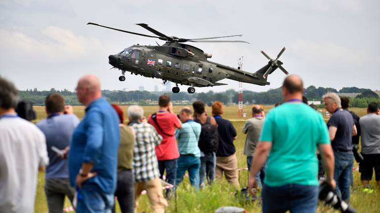 De oefening trekt veel bekijks. (foto: Erald van der Aa)