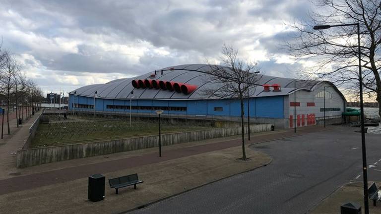 Zwembad De Schelp in Bergen op Zoom blijft tot de zomer van 2019 dicht. (Foto: Tom van den Oetelaar)