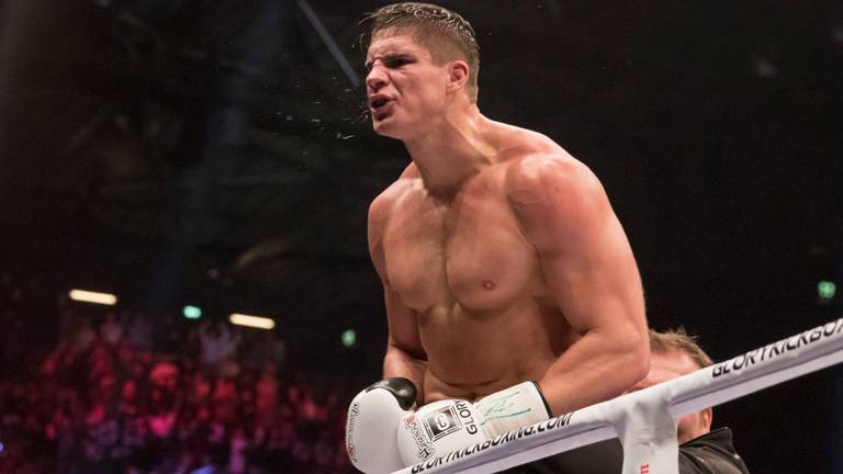 Rico Verhoeven neemt het op tegen Gerges. (foto: OrangePictures)