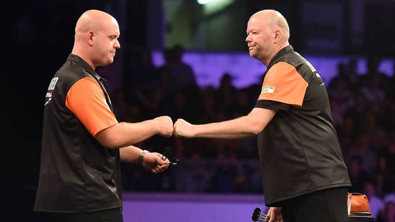 Van Gerwen en Van Barneveld (foto: VI Images).