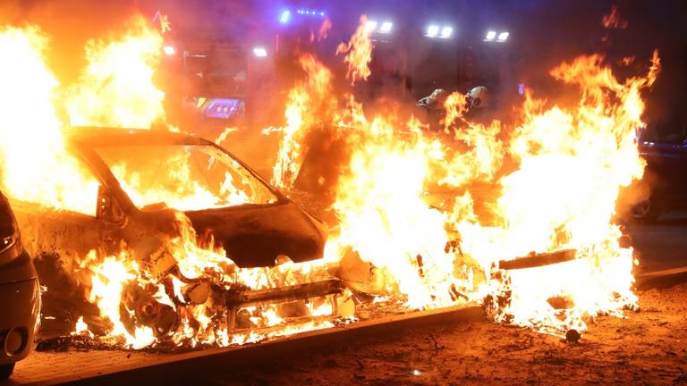 De auto's waren niet meer te redden. (Foto: Gabor Heeres)