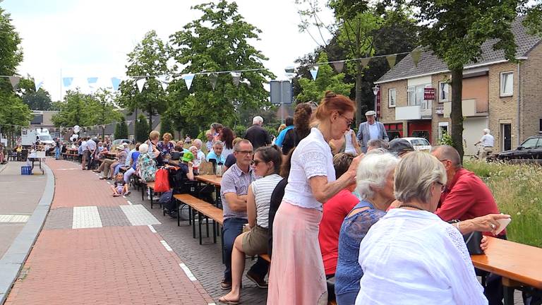 700 mensen eten samen aan één tafel. (foto: Raymond Merkx)