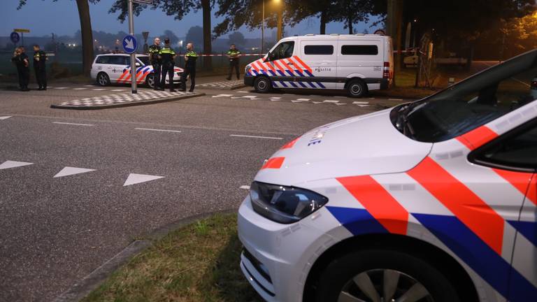 Politie op de plek van de schietpartij aan de Hoogheuvelstraat in Oss. (foto: Gabor Heeres/ SQ Vision)