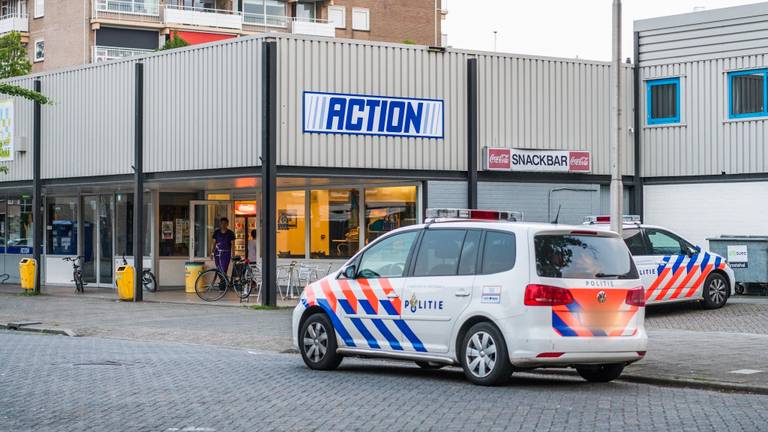 De daders gingen er op grijze scooters vandoor (foto: Sem van Rijssel/SQ Vision Mediaprodukties)