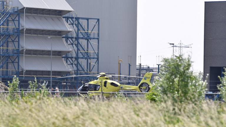 Een traumahelikopter is maandagmiddag geland bij een bedrijf in Moerdijk. (Foto: Alexander Vingerhoeds)