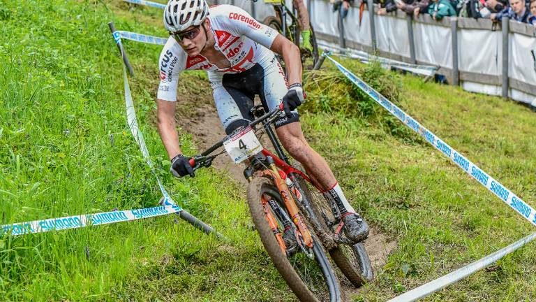 Mathieu van der Poel in actie op de mountainbike. (Foto: VI Images)