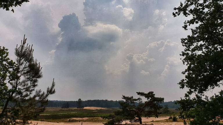 Onweerswolken boven de Loonse en Drunense Duinen. (Foto: Paul Francken/Twitter)