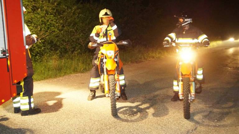 De brandweer zet onder andere twee motoren in. (Foto: Persbureau Midden Brabant).