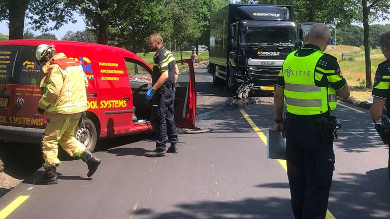 Bestuurder bekneld bij botsing Lieshout (Foto: Harrie Grijseels)