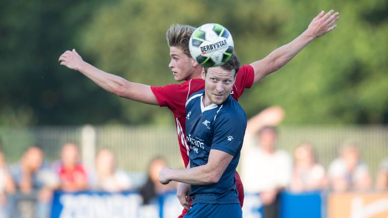 Maarten Bosch wint een kopduel van Jong Almere City-speler Jelle Goselink (foto: OrangePictures).