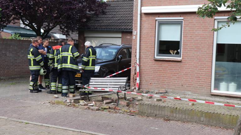 De gevel van de woning raakte beschadigd (foto: Jurgen Versteeg / Meesters Multi Media)
