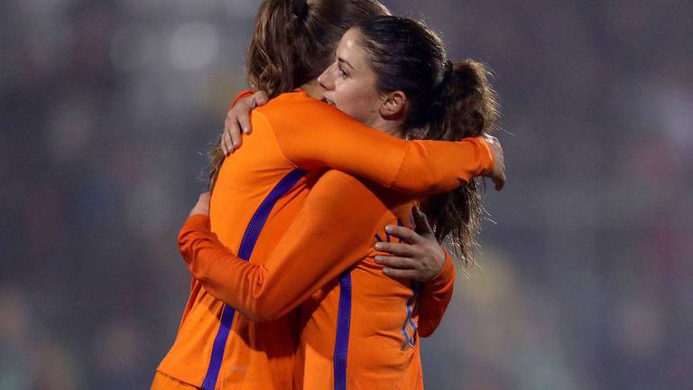 Oranjeleeuwinnen Danielle van de Donk (rechts) en Lieke Martens. (Foto: Orange Pictures)