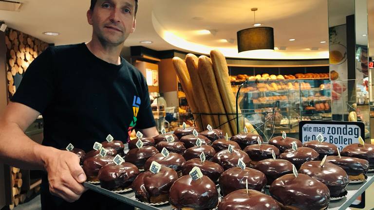 Bakker Melvin Snellen met de Ossebollen.