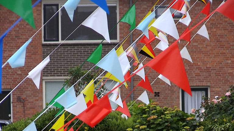 WK vlaggetjes in Zevenbergen