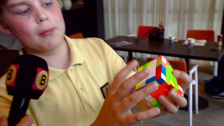12-jarige deelnemer laat Rubik's Cube-skills zien