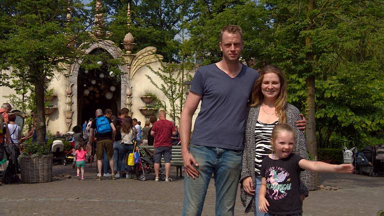 De familie Flierman voor de ingang van de Droomvlucht.