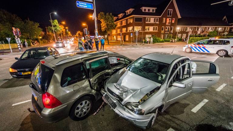 Twee auto's zijn zondagavond in Eindhoven met elkaar in botsing gekomen. (Foto: Sem van Rijssel)