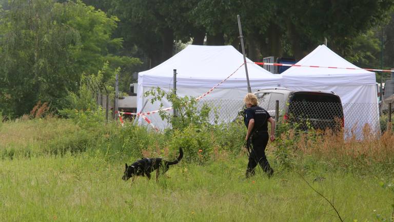 Politie doet onderzoek na de moord op Peter Netten (foto: Hans van Hamersveld).