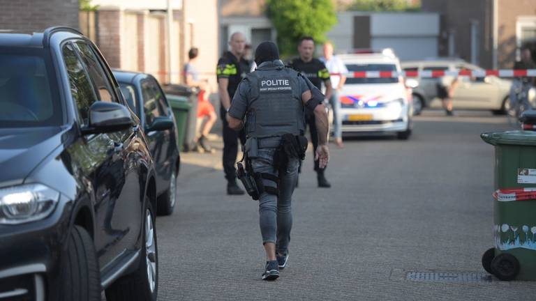 Ook het arrestatieteam was aanwezig na de schietpartij. (Foto: Sem van Rijssel)
